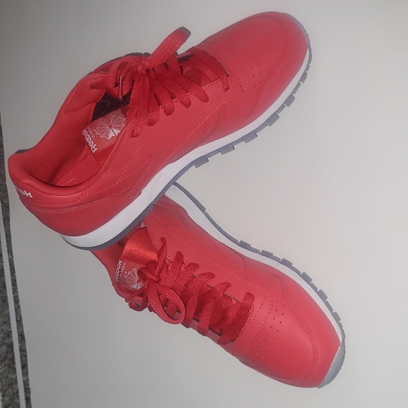 All Red Reebok with red shoe strings - Picture 5 of 12